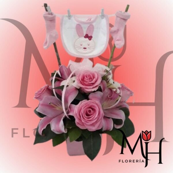 Box nacimiento de 4 rosas, 4 Lilium, follaje y ajuar de bebé