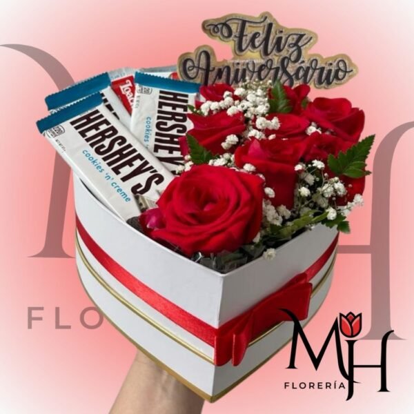 Caja corazon de 6 rosas ecuatorianas, 4 Hersheys y topper